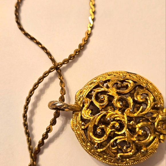 Vintage Gold-Toned Set Of 2 Necklaces - Picture 5 of 8